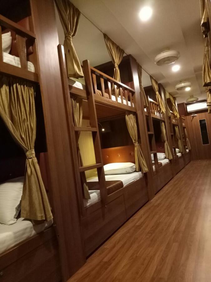 Classic Dormitory Bombay Extérieur photo